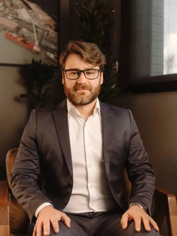 Dr. Rafael Joppert Carvalho Souza, advogado e possui MBA Executivo em Direito, Gestão e Business Law na NFC Advogados em Curitiba