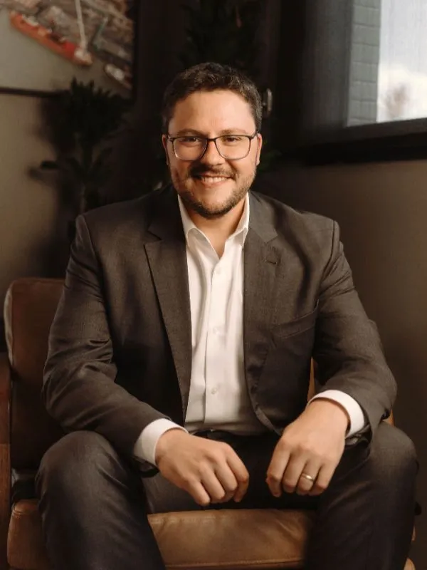 Dr. Vicente Ferrari Comazzi, advogado Especialista em Direito Material e Processual do Trabalho e em Direito Previdenciário na NFC Advogados em Curitiba